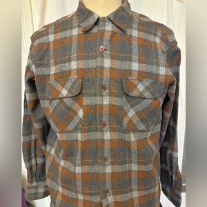Very nice men’s Pendleton flannel long sleeve shirt. In very good condition